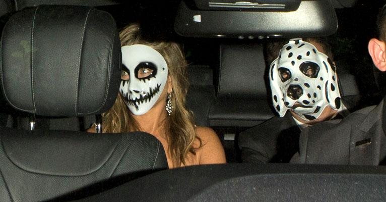 Jennifer Aniston usa máscara assustadora de Halloween - AKM-GSI