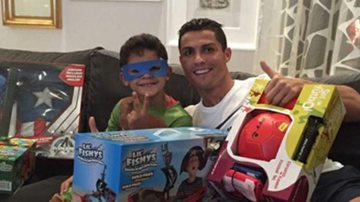 Cristiano Ronaldo presenteia o filho no Dia de Reis - Reprodução/Instagram