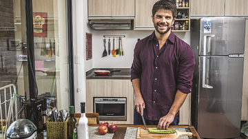 Na cozinha, o ator prepara uma salada de aspargos. - Rogério Pallatta