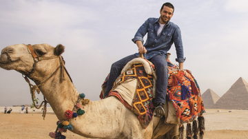 O ator passeia de camelo no Planalto de Gizé, diante das pirâmides, no Cairo. - LUDGERO GABRIEL DRONOMUS