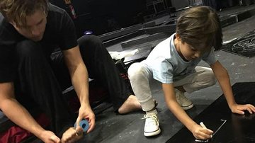 Thiago Fragoso recebe o filho - Reprodução Instagram