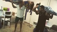 Lucas Lucco e Felipe Titto mostram força e levantam atrizes de Malhação nos braços - Instagram/Reprodução