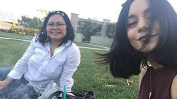 Vanessa Hudgens e a mãe, Gina, fazem selfie em cemitério - Instagram/Reprodução
