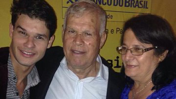 Célia e Hildebrando Alves Leite, pais de Dinho, com o ator Ruy Brissac - Jorge Santana/Divulgação