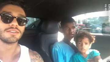 Lucas Lucco passa a tarde com dois meninos de rua no Rio de Janeiro - Reprodução / Snapchat