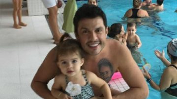 Welington Muniz se diverte com a filha, Valentina, em aula de natação - Instagram/Reprodução