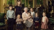 Rainha Elizabeth II com as crianças da família real - Reprodução / Facebook
