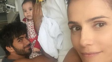 Deborah Secco posa na cama com Hugo Moura e Maria Flor - Instagram/Reprodução