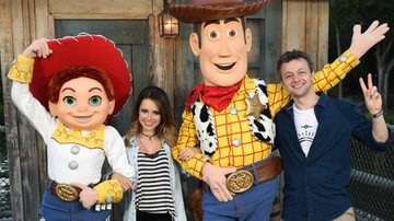 No Magic Kingdom, a dupla se diverte entre os simpáticos Jessie e Woody, personagens do Toy Store. - WALT DISNEY WORLD
