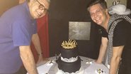 Tarcísio Meira e Kiko Mascarenhas ganham bolo personalizado - Vitor Zorzal /WB Produções