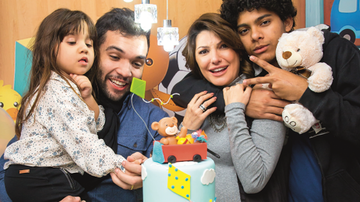 Alegria de Jonathan e Antonia com Maitê e Samuel, filhos de relacionamentos anteriores, no bolo - CADU PILOTTO