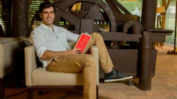 Em Florianópolis, SC, o ator relaxa no Costão do Santinho Resort, Golf & Spa, e lê poesias de Fernando Pessoa. - FERNANDO WILLADINO