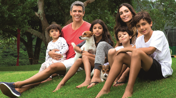 Em casa, Marcio, Andréa e os filhos João, Nina, Felipe e Pedro e os cães Chico e Mel - FABRIZIA GRNATIERI
