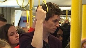 Eddie Redmayne no metrô em Londres - Instagram/Reprodução