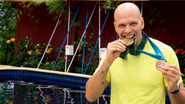 Fernando Scherer brinca de comer seus dois bronzes olímpicos - FABRIZIA GRANATIERI