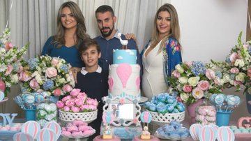 Com os filhos, Suzanna e Vitor, e o marido, Mico, Kelly curte décor azul e rosa - FABRIZIA GRANATIERI
