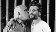Bruno Gagliasso ganha beijo do pai em nova campanha - Divulgação