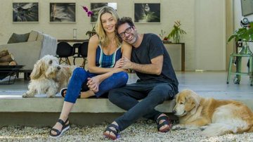 Com os pets Bresson e Francesca, o casal namora na sala de casa - MARTIN GURFEIN