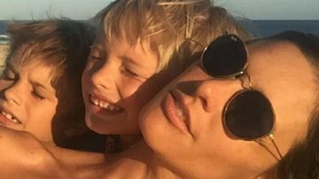 Fernanda Lima posa na praia com o filhos, João e Francisco - Instagram/Reprodução
