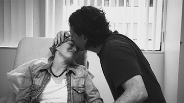 Shannen Doherty é amparada pelo marido em sessão de quimioterapia: - Reprodução Instagram