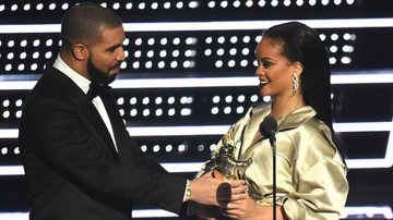 Rihanna faz nova tatuagem para Drake - Getty Images