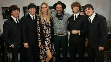 Patrícia Beck e o amado, Gustavo Zylbersztajn rodeados pela banda cover dos Beatles - Paula Pirozzi
