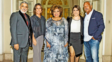 O casal Regino e Rita Barros, de blusa branca, recebe Gloria Pires, Alcione e Júnior - Fabrizia Granatieri