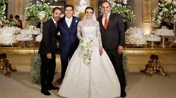 O cerimonialista Cesar Serra e o empresário Renato Aguiar ladeaiam os noivos - Celso Júnior