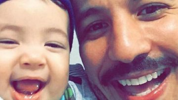 Fernando Medeiros posa com o filho sorridente no colo - Instagram/Reprodução
