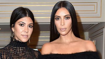 Kourtney Kardashian e Kim Kardashian - Getty Images