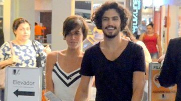 Gabriel Leone e Carla Salle passeiam de mãos dadas em shopping no Rio - Webert Belizio/AgNews