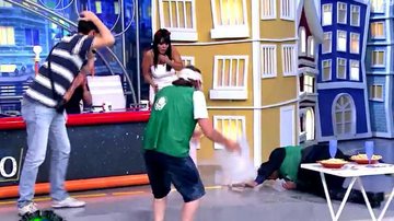 Ratinho tropeça em degrau no palco e leva tombo durante programa no SBT - SBT/Reprodução