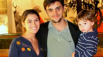 Felipe Simas vai com a família ao teatro - DANIEL DELMIRO