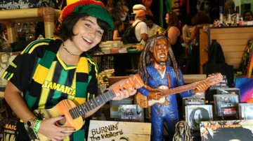 Em Nine Mile, onde viveu o ídolo do reggae, Giullia visita loja de souvenirs - MARCOS SALLES