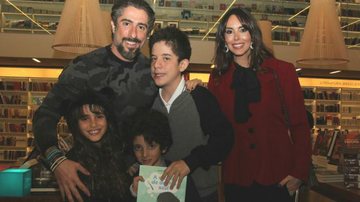 Marcos Mion ao lado dos filhos e da esposa - AGNEWS