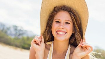 5 dicas para deixar o cabelo lindo na praia - Shutterstock