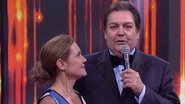 Faustão se emociona ao premiar Adriana Esteves - Reprodução TV Globo