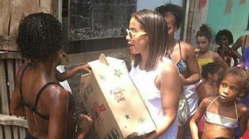 Anitta distribui cestas básicas no Rio - Instagram/Reprodução
