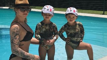 Dani Souza veste as filhas gêmeas com maiôs parecidos em dia de piscina - Instagram/Reprodução