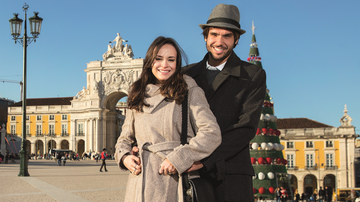 Na Praça do Comércio e às margens do rio Tejo, Marcella Valente e Nando Dolabella enfatizam o clima de romance da viagem - LUÍS COELHO / CARAS PORTUGAL
