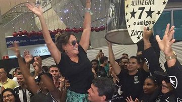 Susana Vieira é carregada pela torcida do Botafogo - Reprodução Instagram