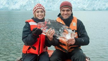 Juliana e Henrique se divertem com bloco de gelo de mais de 30 000 anos durante passeio à geleira San Rafael - Jaime Bórquez