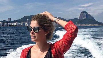 Bárbara Evans posa de maiô em passeio de barco - Reprodução / Instagram