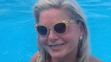 Vera Fischer posa com look dourado na piscina - Reprodução Instagram