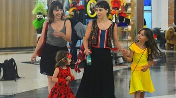 Débora Falabella passeia com a filha, Nina, em shopping no Rio de Janeiro - William Oda/AgNews