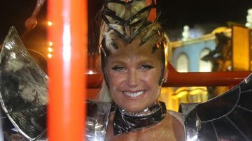 Fantasia ousada de Xuxa rouba a cena no desfile da Grande Rio - AgNews