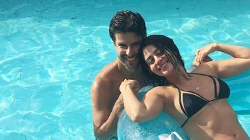 Carol Castro posa de biquíni curtindo piscina com o namorado - Instagram/Reprodução