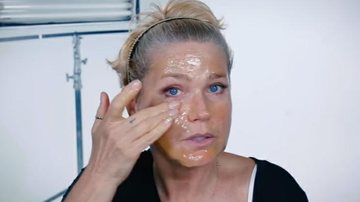 Xuxa passa mel no rosto para hidratar a pele - Reprodução