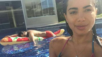 Anitta curte folga na piscina - Instagram/Reprodução