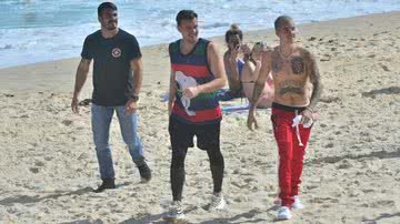 Justin Bieber curte praia de calça e sem camisa no Rio - Webert Belicio/AgNews